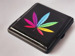 Cigaretta Tárca Cool Design Csillogós Lakkozott - Cannabis Flash (1)