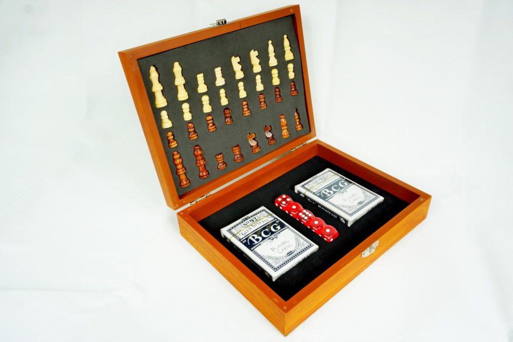 Sakk Készlet Poker Kártya Dobókockával – Ajándék Szett