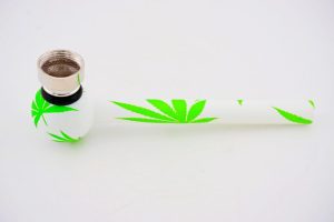 Kerámia Headshop Pipa - Fehér Cannabis Flash (11,5cm)